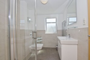 Bathroom - With sea view and balcony, use of swimming pool and sauna - sea view apartment 16 - (Göhren)