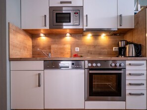 Kjøleskap, mikrobølgeovn, ovn og kokeplater