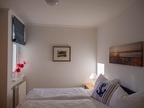 1 bedroom, WiFi - Terrace, free use of the AHOI adventure pool and sauna - Sea view apartment 32 - (Göhren)