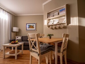 Dining - Terrace, free use of the AHOI adventure pool and sauna - Sea view apartment 32 - (Göhren)