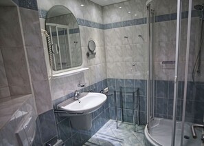 Unclassified image, 5 of 18, button - Terrace, free use of the AHOI adventure pool and sauna - Sea view apartment 44 - (Göhren)