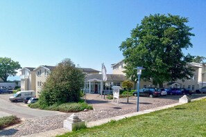 Unclassified image, 4 of 18, button - Terrace, free use of the AHOI adventure pool and sauna - Sea view apartment 44 - (Göhren)