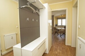 Un apartamento moderno con cocina, comedor y un amplio armario.