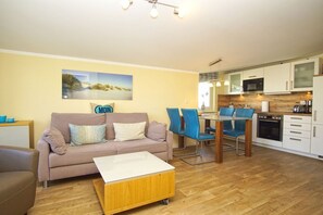 TV, stereo - Balcony, free use of the AHOI adventure pool and sauna - Sea view apartment 59 - (Göhren)