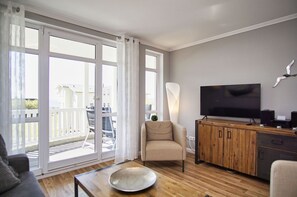 TV, stereo - With sea view and balcony, use of swimming pool and sauna - sea view apartment 34 - (Göhren)