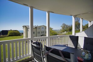 Outdoor dining - With sea view and balcony, use of swimming pool and sauna - sea view apartment 34 - (Göhren)