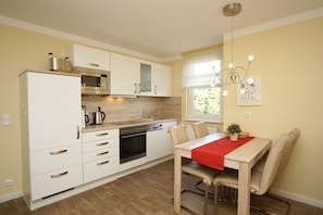 Fridge, microwave, oven, stovetop - Balcony, free use of the AHOI adventure pool and sauna - Sea view apartment 56 - (Göhren)