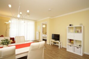 Interior - Balcony, free use of the AHOI adventure pool and sauna - Sea view apartment 56 - (Göhren)