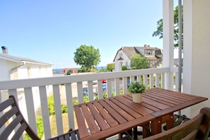 Outdoor dining - Balcony, free use of the AHOI adventure pool and sauna - Sea view apartment 56 - (Göhren)