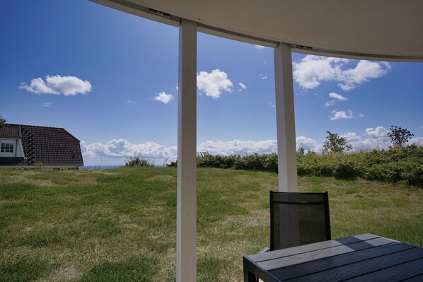 Terrace/patio - Terrace, free use of the AHOI adventure pool and sauna - Sea view apartment 11 - (Göhren)