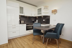 Private kitchen - With a view of the sea and a balcony; access to the pool and sauna - Sea View Apartment 14 - (Göhren)