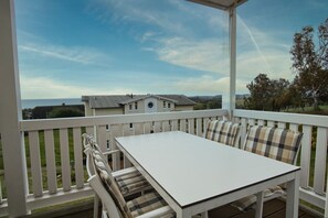 Outdoor dining - With sea view and balcony, use of swimming pool and sauna - Sea view apartment 38 - (Göhren)
