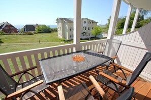 Outdoor dining - With sea view and balcony, use of swimming pool and sauna - sea view apartment 33 - (Göhren)