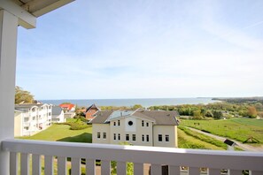 Property grounds - With sea view and balcony, use of swimming pool and sauna - sea view apartment 27 - (Göhren)