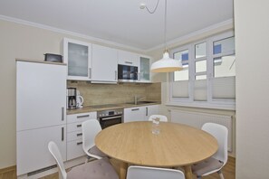 Kylskåp, mikrovågsugn, ugn och spishäll