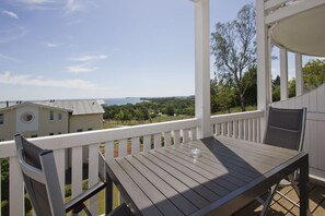 Outdoor dining - With sea view and balcony, use of swimming pool and sauna - sea view apartment 24 - (Göhren)
