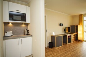 Refrigerador, microondas, horno, placa de cocina
