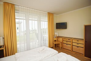 Room - Patio, free use of the AHOI adventure pool and sauna - Apartment 19 with ocean view - (Göhren)