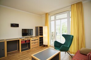 TV, stereo - Terrace, free use of the AHOI adventure pool and sauna - Sea view apartment 19 - (Göhren)