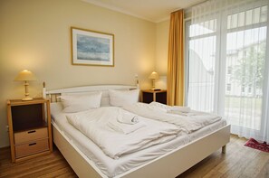 Unclassified image, 4 of 27, button - Terrace, free use of the AHOI adventure pool and sauna - Sea view apartment 19 - (Göhren)