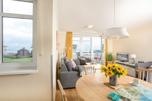 TV, stereo - With sea view and balcony, use of swimming pool and sauna - sea view apartment 21 - (Göhren)