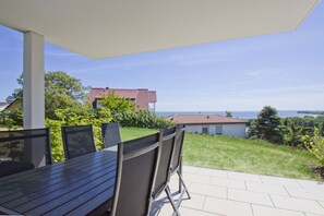 Outdoor dining - With sea view and terrace, use of swimming pool and sauna - sea view apartment 68 - (Göhren)
