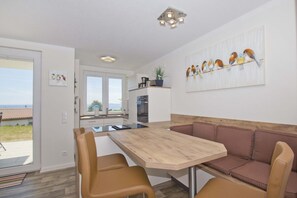 Fridge, oven, stovetop, dishwasher - With sea view and terrace, use of swimming pool and sauna - sea view apartment 68 - (Göhren)