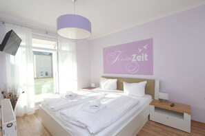 Unclassified image, 3 of 22, button - Terrace, free use of the AHOI adventure pool and sauna - Sea view apartment 31 - (Göhren)