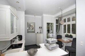 Unclassified image, 2 of 21, button - Die Ausstattung der Ferienwohnung Nr. 06 in der Villa Strandeck - Villa Strandeck (Binz)