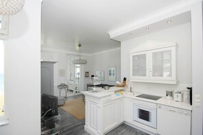 Fridge, oven, stovetop, dishwasher - Die Ausstattung der Ferienwohnung Nr. 06 in der Villa Strandeck - Villa Strandeck (Binz)