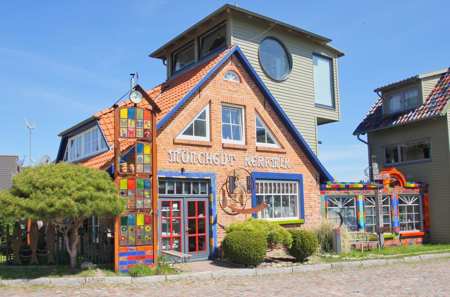 A colorful building with a prominent sign reading "Mönchengladek Keramik".