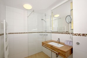 Bathroom - Beachfront apartment with balcony, use of swimming pool and sauna - Rex Rugia apartment 10-7 - (Göhren)
