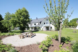 Outdoor dining - Beachfront apartment with terrace, use of swimming pool and sauna - Rex Rugia apartment 11-4 (Göhren)