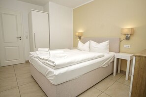 Room - Beachfront vacation rental with a terrace; access to the pool and sauna - Rex Rugia - Rex (Göhren)