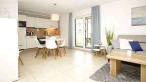 Een modern appartement met keuken, eetruimte en woonkamer.