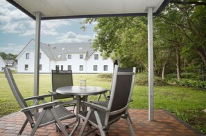Outdoor dining - Beachfront apartment with terrace, use of swimming pool and sauna - Rex Rugia H-1010 - (Göhren)