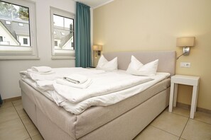 2 bedrooms, WiFi - Beachfront apartment with terrace, use of swimming pool and sauna - Rex Rugia H-1010 - (Göhren)