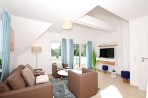 TV - Beachfront apartment with balcony, use of swimming pool and sauna - Rex Rugia apartment 11-7 - (Göhren)