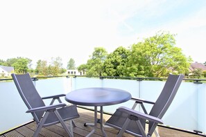 Outdoor dining - Beachfront apartment with balcony, use of swimming pool and sauna - Rex Rugia apartment 28-8 - (Göhren)