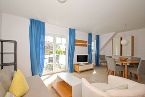 TV, fireplace - Beachfront apartment with balcony, use of swimming pool and sauna - Rex Rugia apartment 28-6 - (Göhren)
