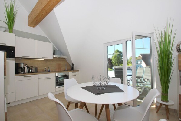 Kylskåp, mikrovågsugn, ugn och spishäll