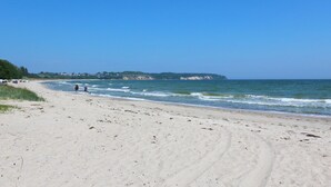 Beach - Beachfront vacation rental with a terrace, access to the pool and sauna - Rex Rugia - Rex (Göhren)