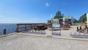 Un restaurant situé au bord de l’eau, avec une terrasse et vue sur la mer.