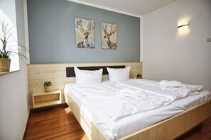 2 bedrooms, desk, WiFi