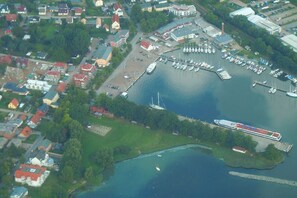 Eine Vogelperspektive auf eine Marina mit Booten, einem Steg und umliegenden Gebäuden.
