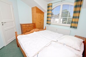 2 bedrooms, WiFi - Directly behind the dune, with balcony and sea view - Strandvilla Böck FeWo 13 - (Glowe)