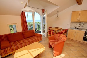 TV, stereo - Directly behind the dune, with balcony and sea view - Strandvilla Böck FeWo 13 - (Glowe)