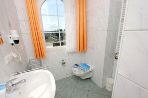 Shower - Directly behind the dune, with balcony and sea view - Strandvilla Böck FeWo 13 - (Glowe)