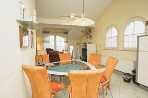 Dining - Directly behind the dune, with balcony and sea view - Strandvilla Böck FeWo 15 - (Glowe)