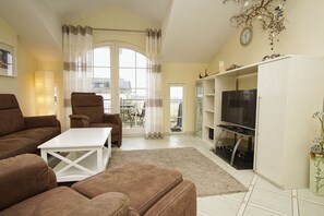 Fernseher, Kamin, Stereoanlage